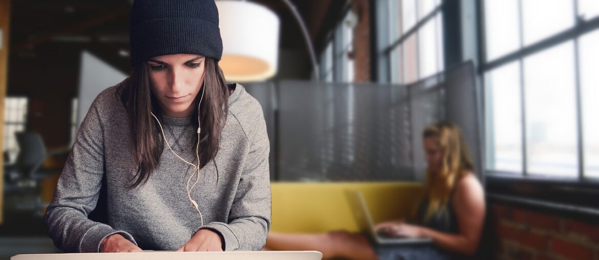 Zwei Studentinnen arbeiten an ihren Laptops